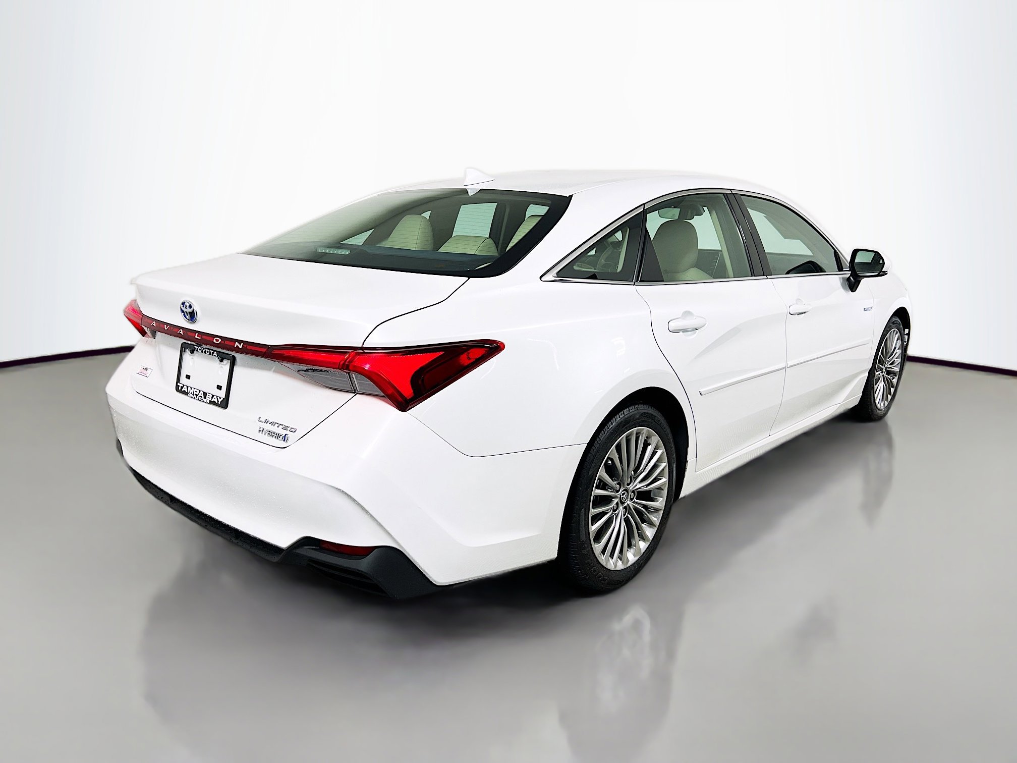 Used 2019 Toyota Avalon Limited image 4