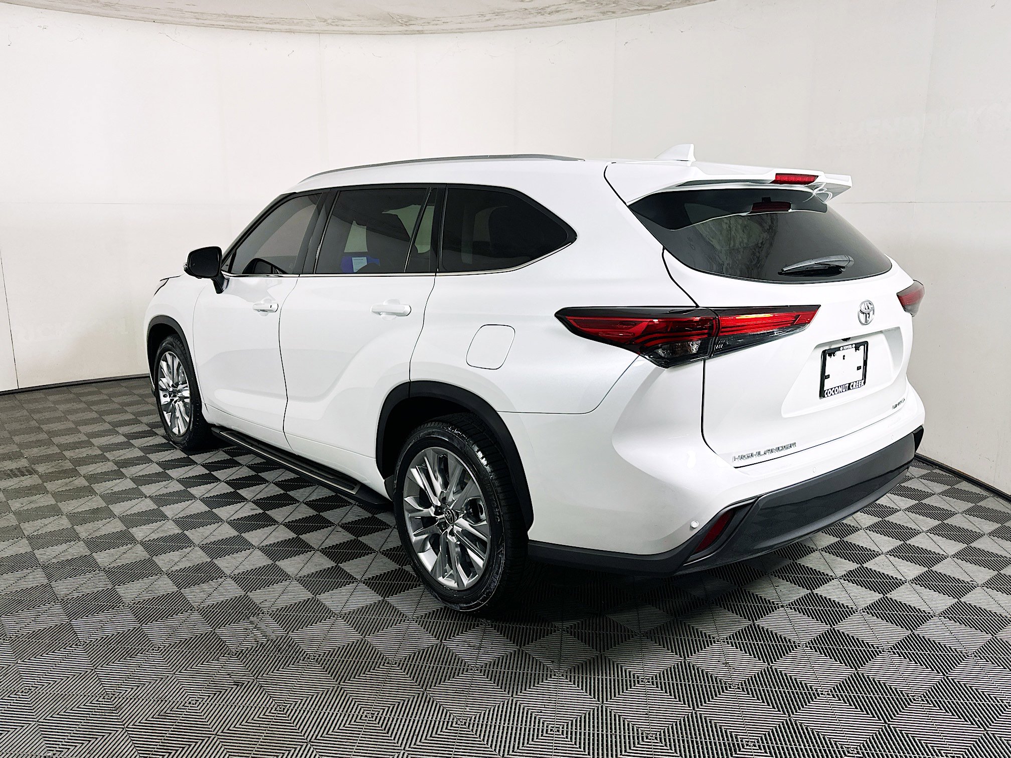 Used 2023 Toyota Highlander Limited image 5