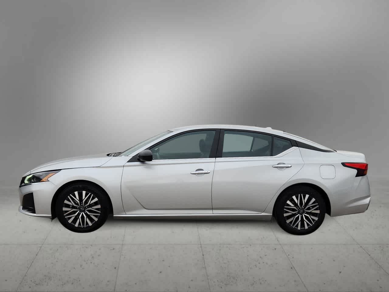 Used 2024 Nissan Altima 2.5 SV FWD image 5