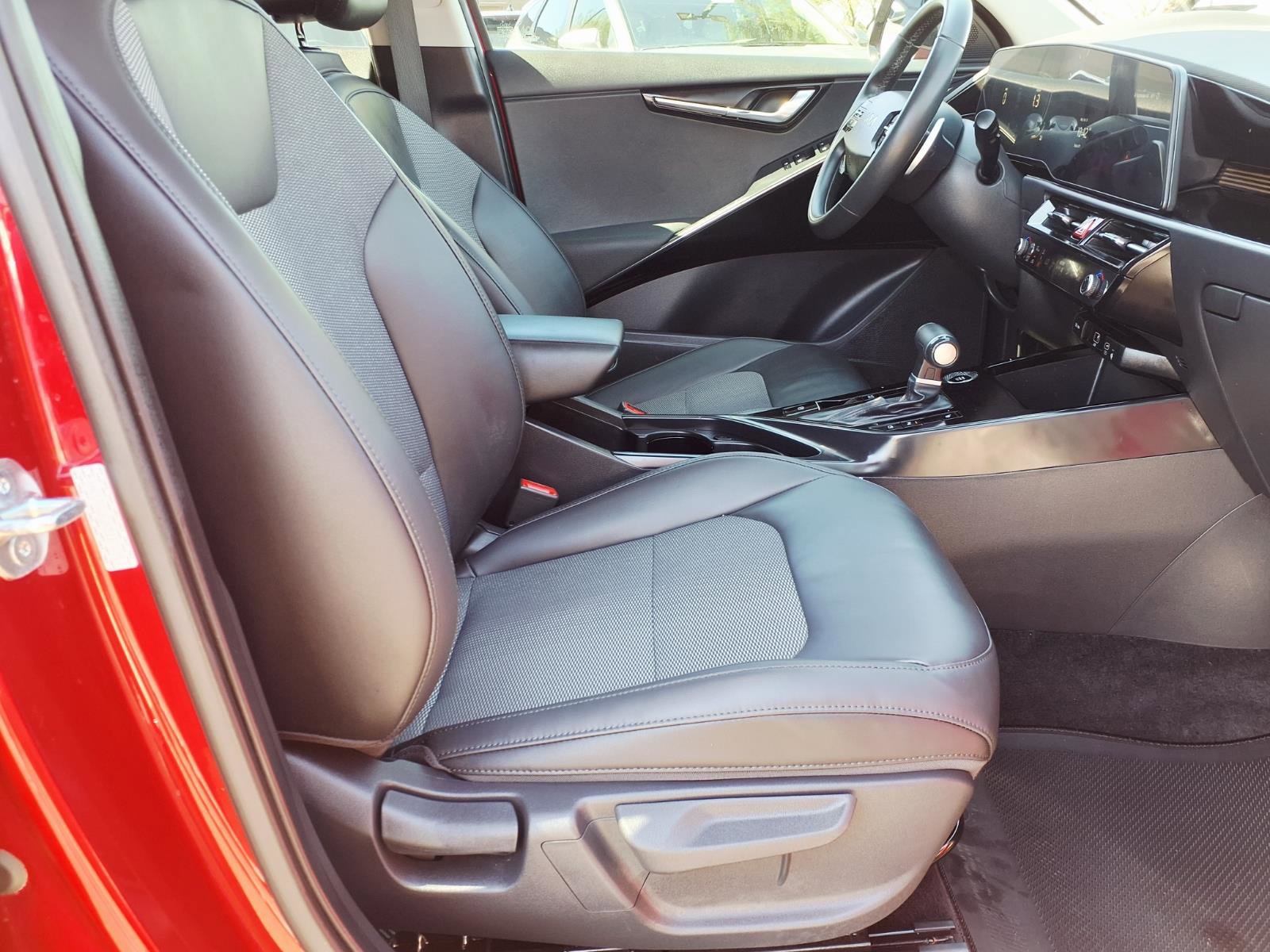 Used 2024 Kia Niro EX Touring FWD image 11
