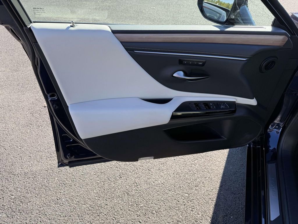 Used 2025 Lexus ES 300h w/ Premium Package image 14