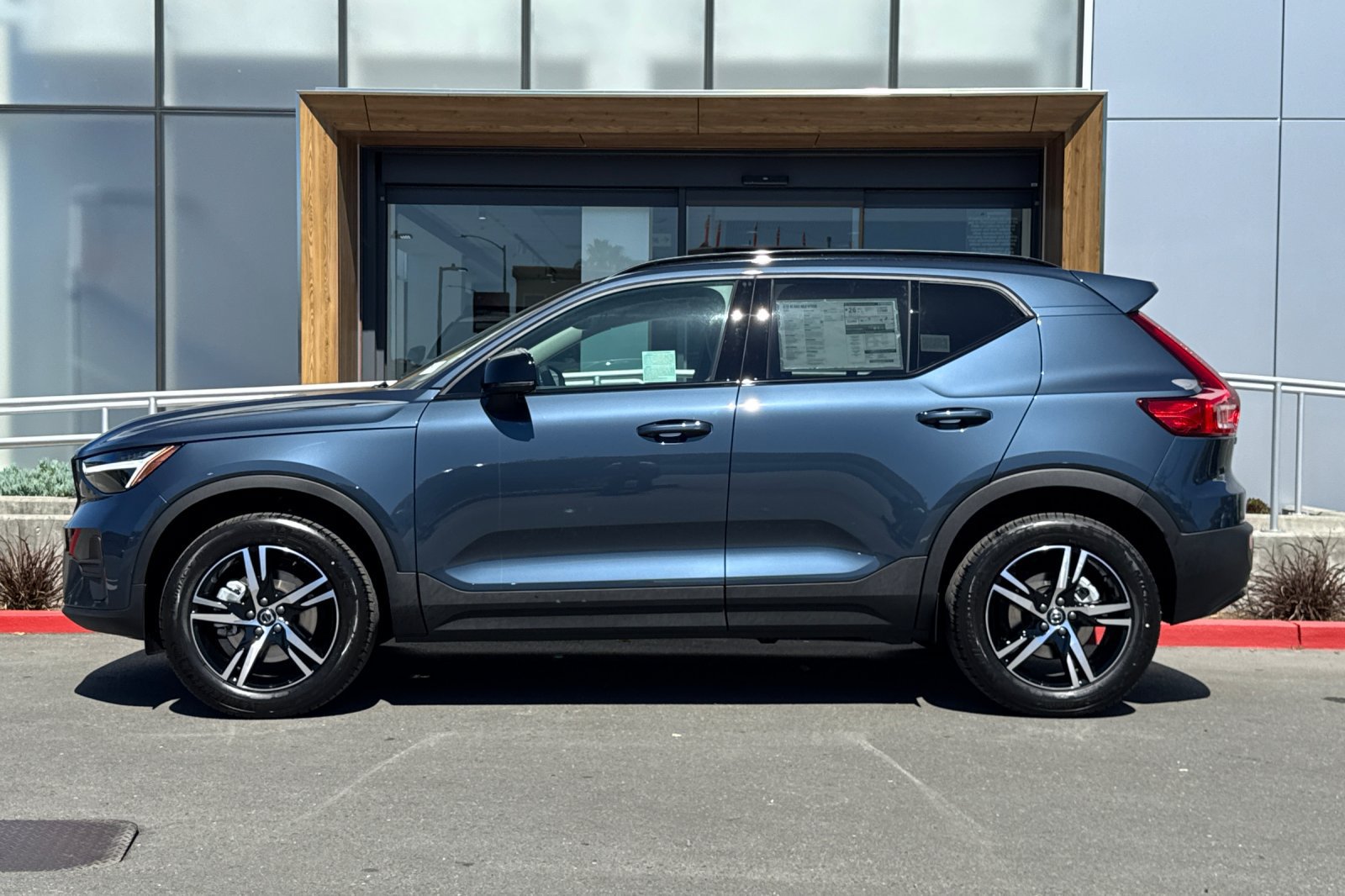 New 2026 Volvo XC40 B5 Core w/ Climate Package AWD/4WD image 5