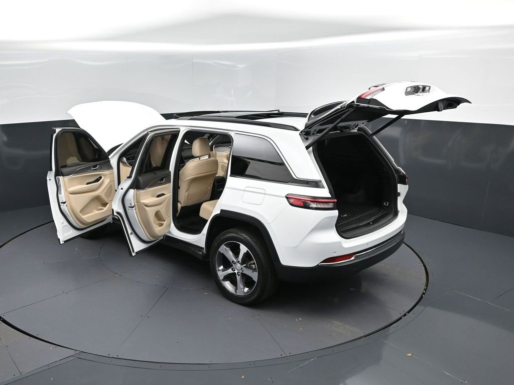 Used 2024 Jeep Grand Cherokee Limited w/ Luxury Tech Group II image 2