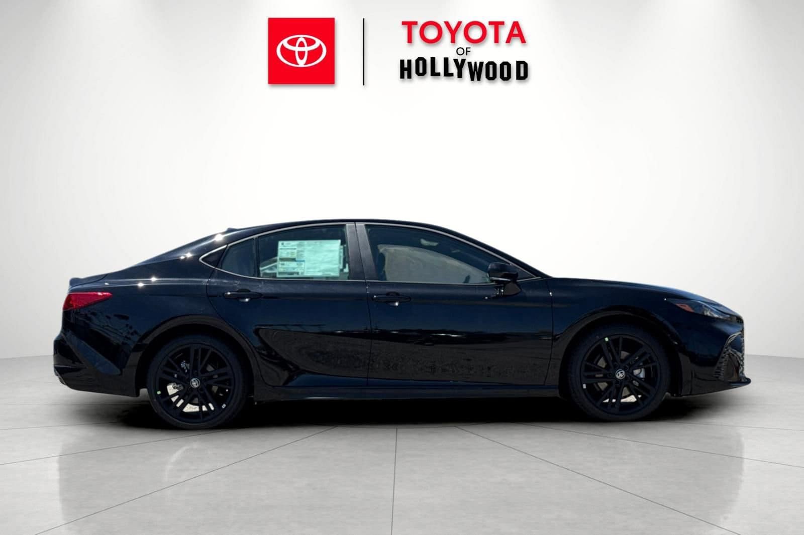 New 2026 Toyota Camry Hybrid FWD image 3