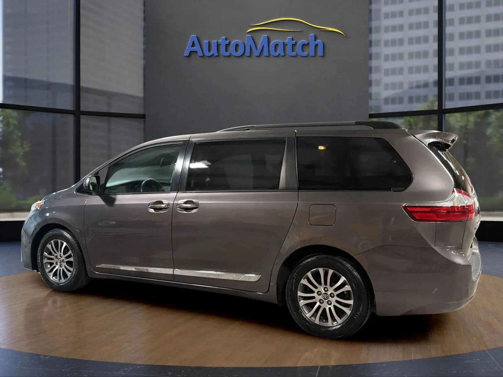 Used 2019 Toyota Sienna XLE w/ XLE Navigation Package FWD image 9