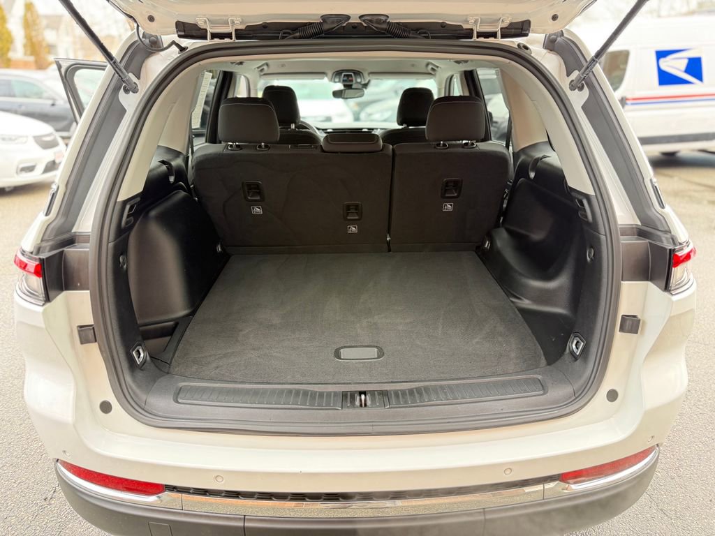 Used 2023 Jeep Grand Cherokee Laredo image 28