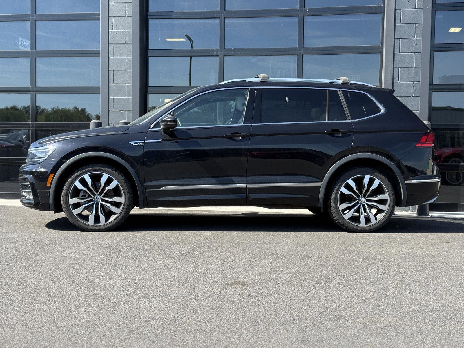 Used 2021 Volkswagen Tiguan SEL Premium R-Line w/ 3rd Row Seat Package AWD/4WD image 2