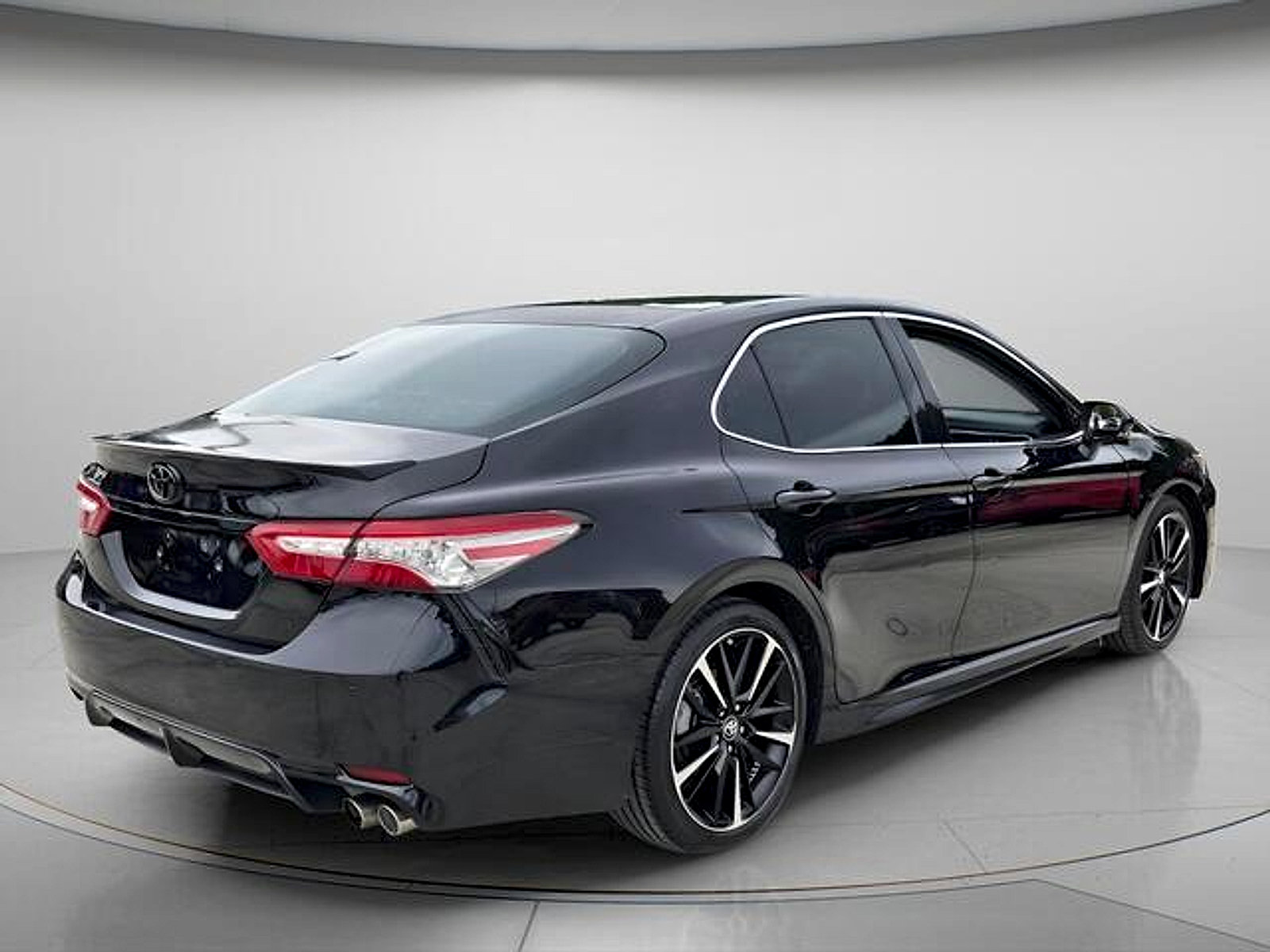 Used 2018 Toyota Camry XSE FWD image 7
