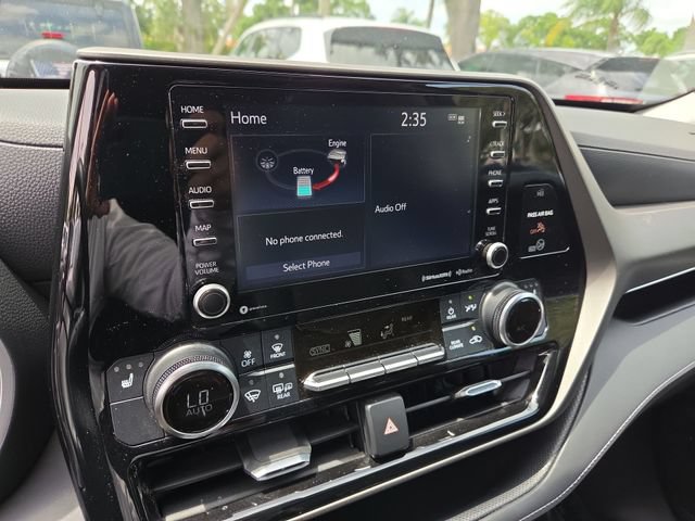 Used 2021 Toyota Highlander XLE AWD/4WD image 16