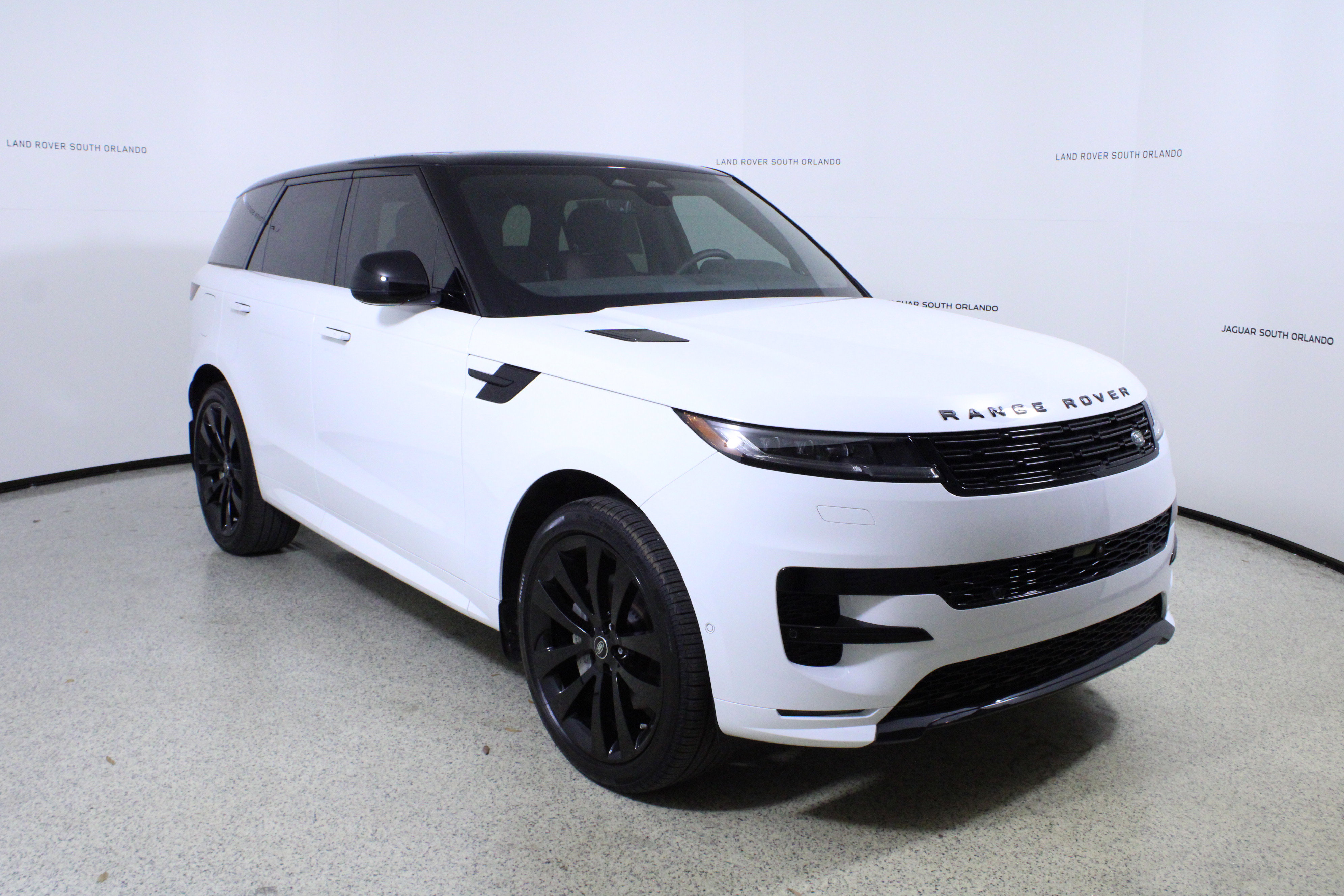 New 2025 Land Rover Range Rover Sport Dynamic SE image 3