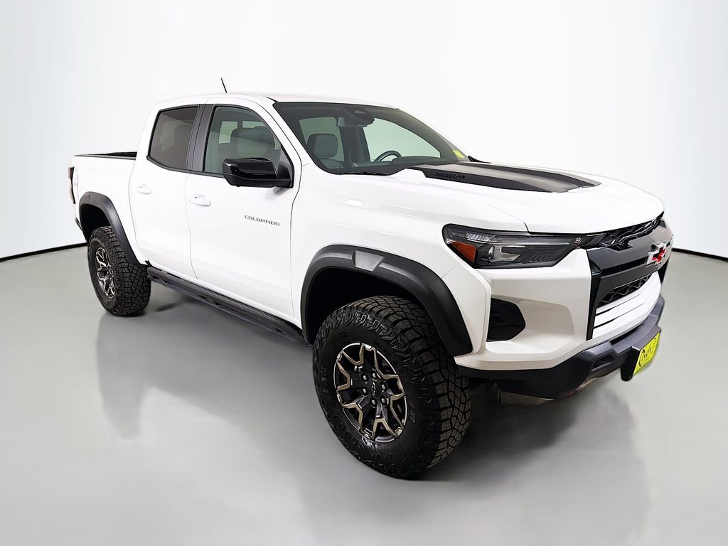 Used 2025 Chevrolet Colorado ZR2 w/ Technology Package AWD/4WD image 4