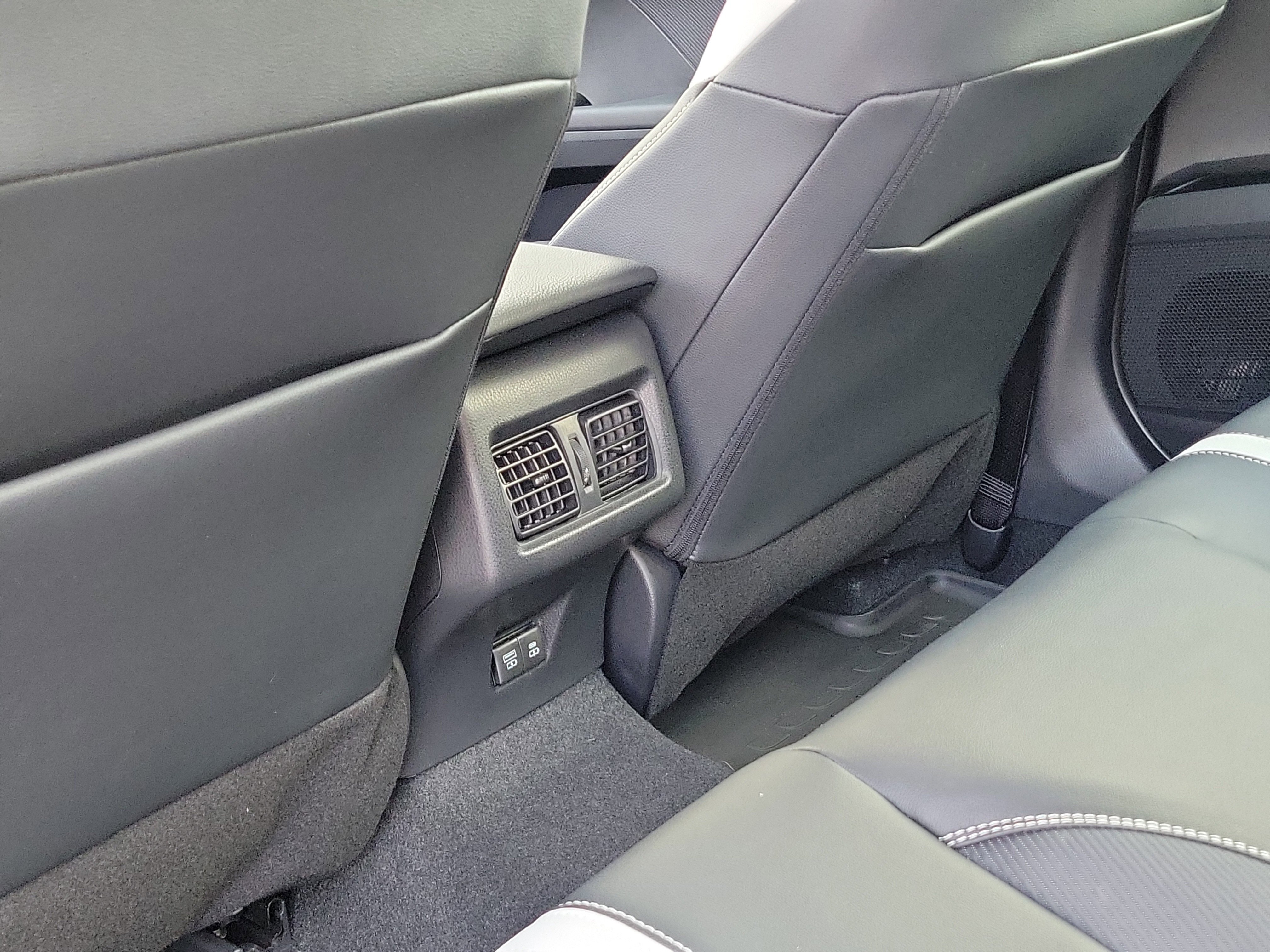 Used 2025 Toyota Camry SE image 14