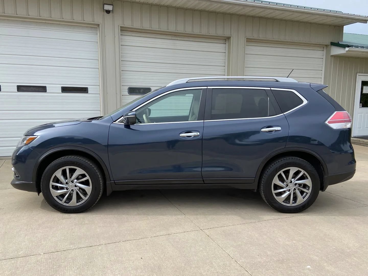 Used 2015 Nissan Rogue SL w/ SL Premium Package AWD/4WD image 4