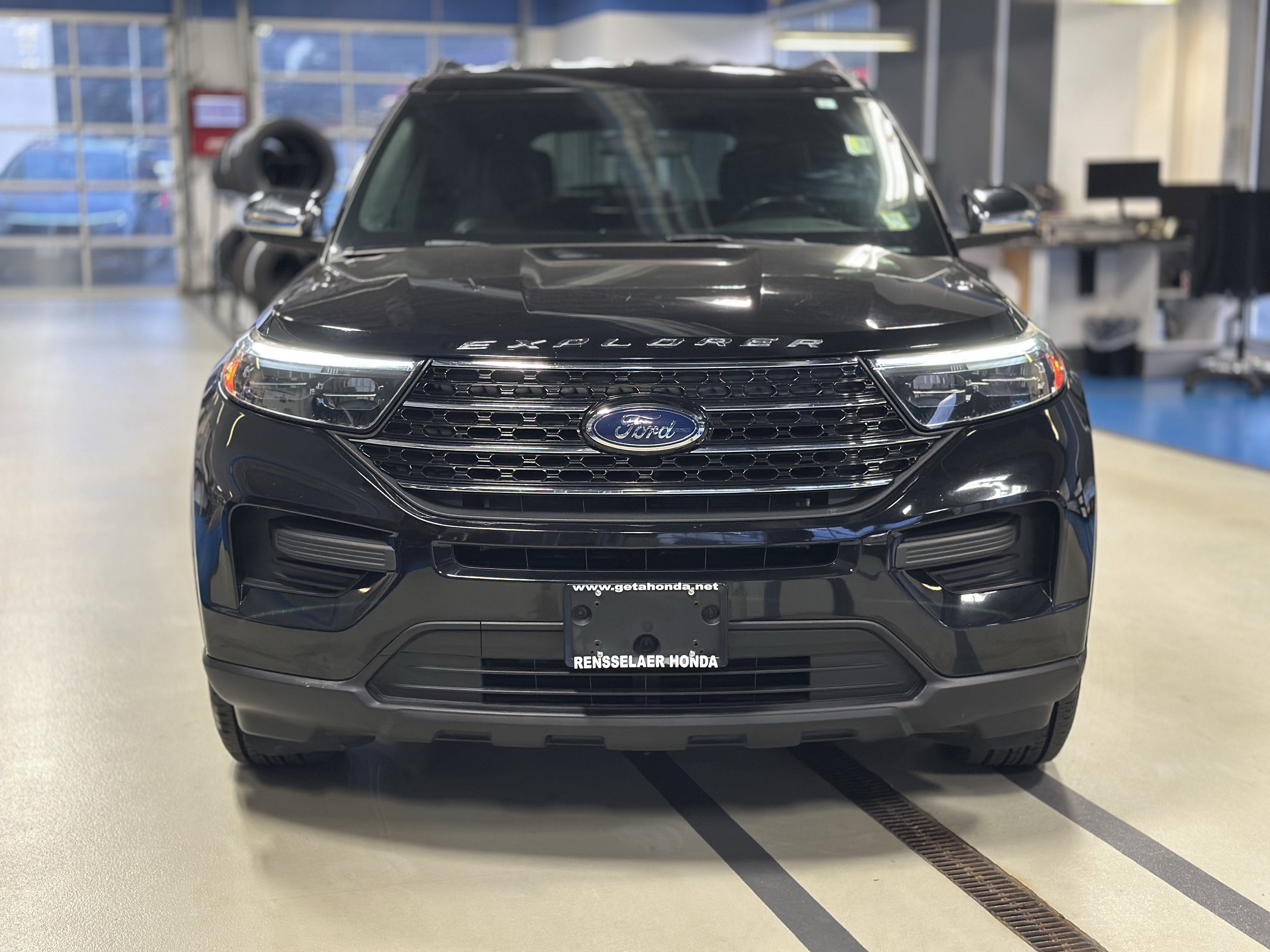 Used 2020 Ford Explorer XLT w/ Comfort Package image 2