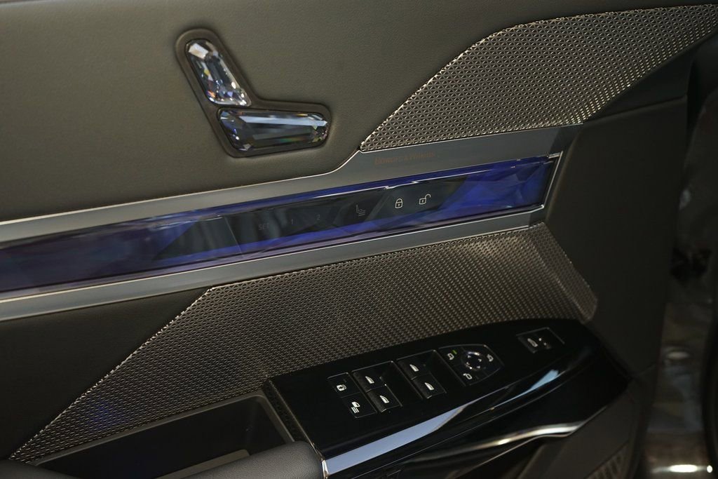 Used 2024 BMW 740i w/ Premium Package image 28