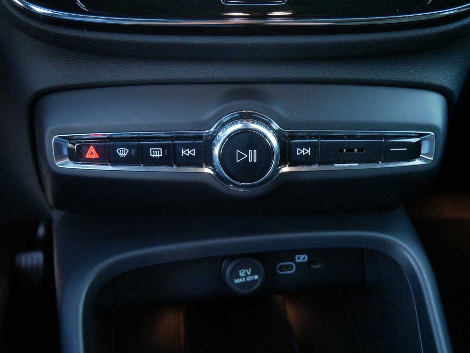Used 2025 Volvo XC40 B5 Plus image 19