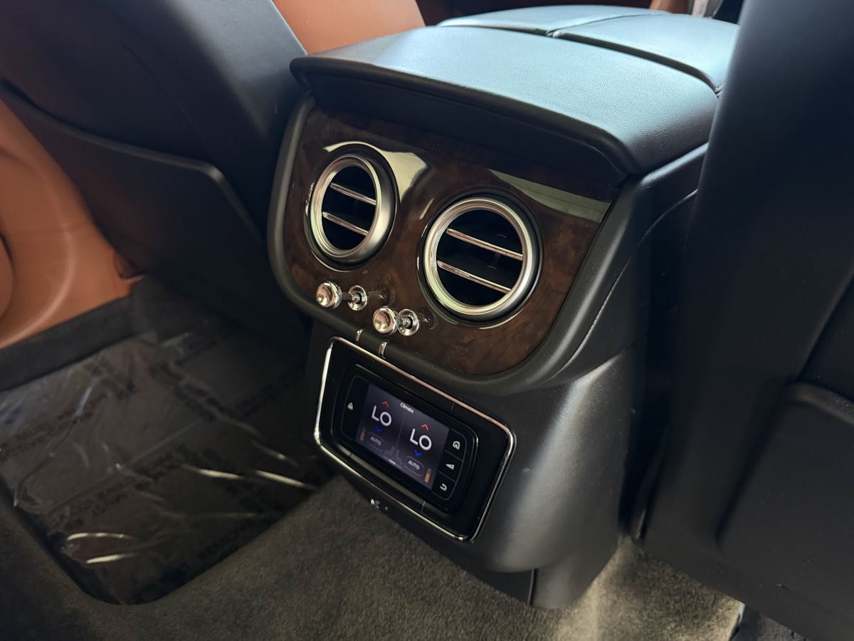 Used 2017 Bentley Bentayga AWD/4WD image 21