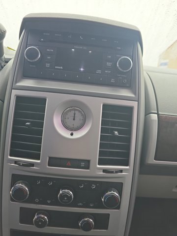 Used 2010 Chrysler Town & Country Touring image 19