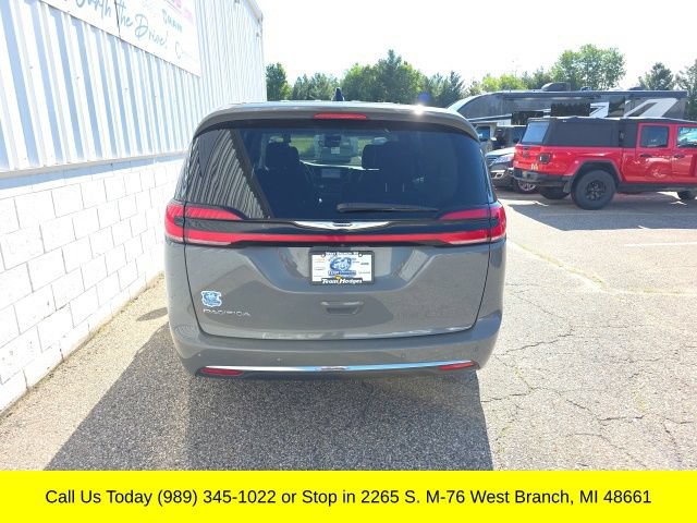 Used 2023 Chrysler Pacifica Touring-L FWD image 9