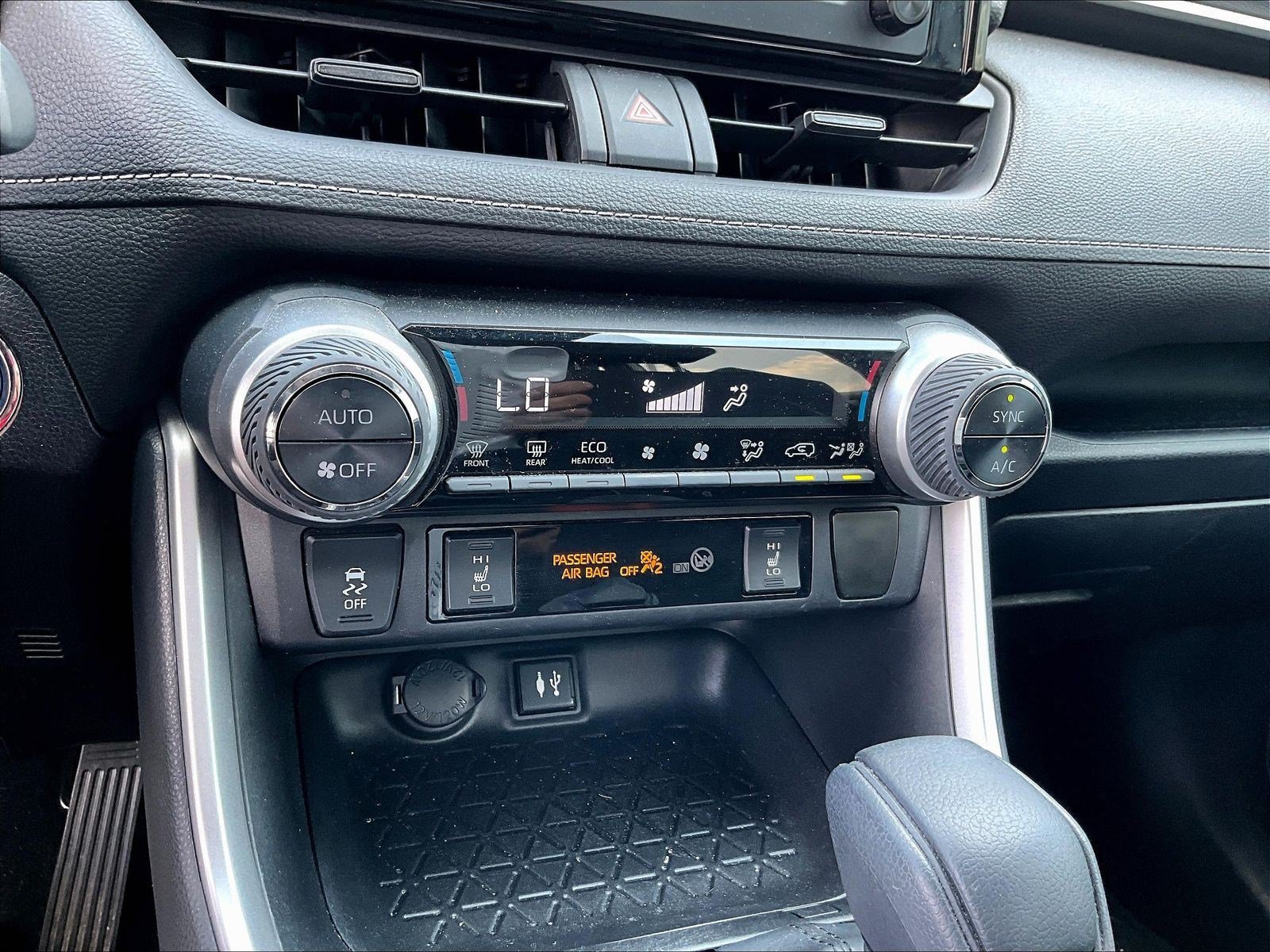 Used 2019 Toyota RAV4 XLE w/ Convenience Package AWD/4WD image 14