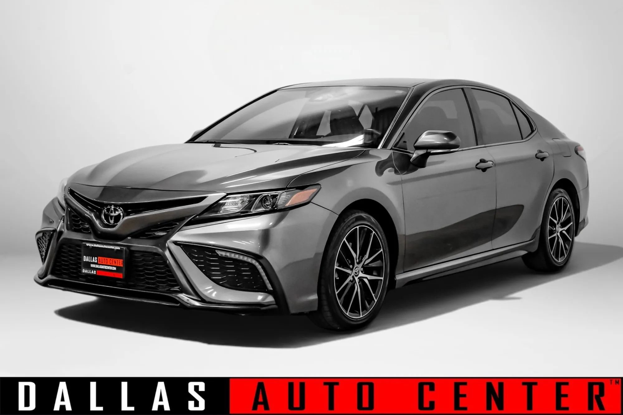 Used 2022 Toyota Camry SE FWD image 3