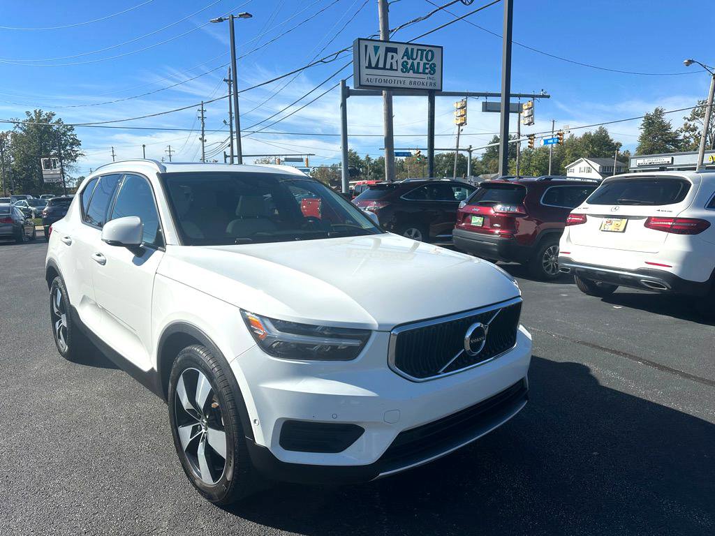 Used 2019 Volvo XC40 T5 Momentum image 1