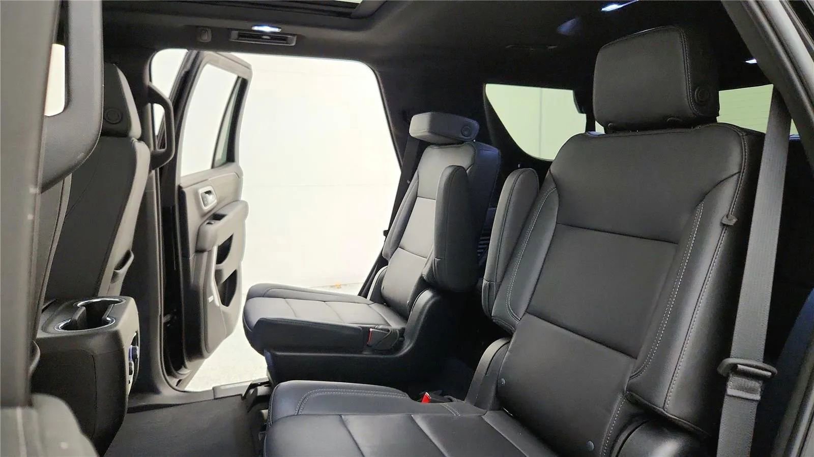 Used 2023 Chevrolet Tahoe Z71 w/ Luxury Package AWD/4WD image 36