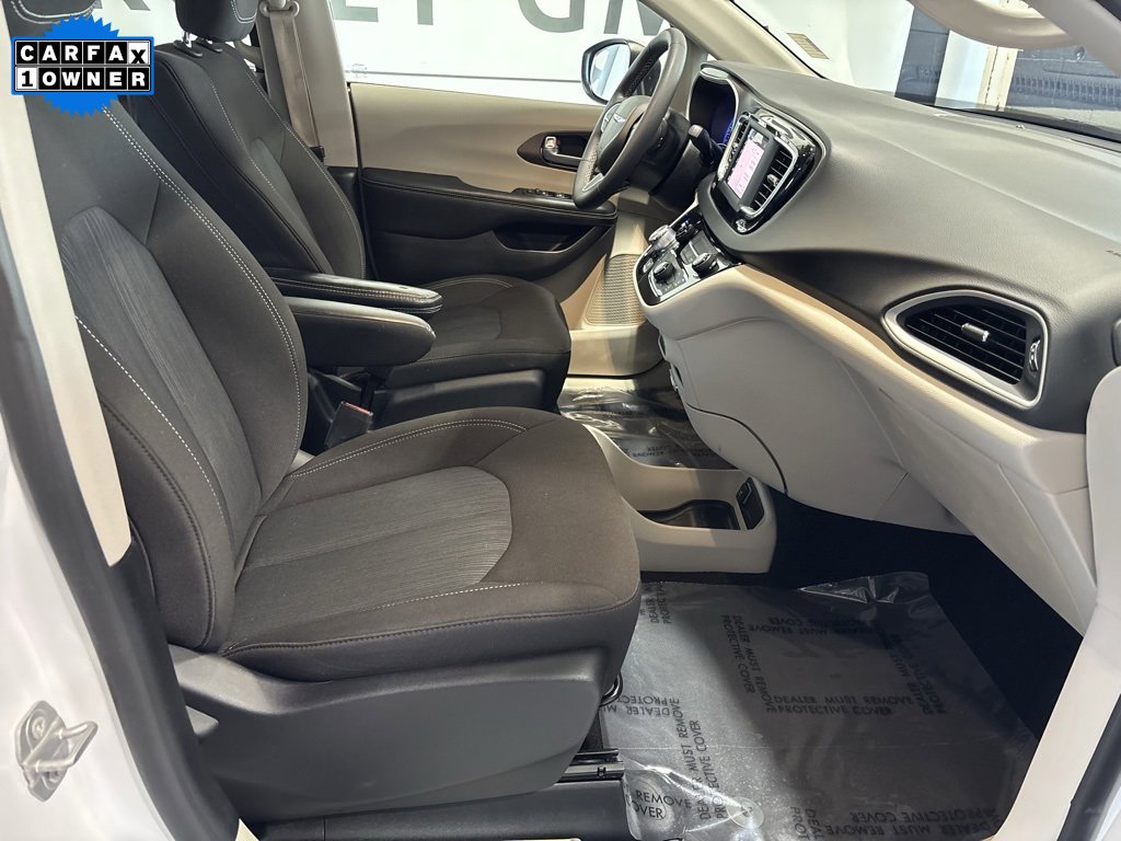 Used 2022 Chrysler Voyager LX image 24