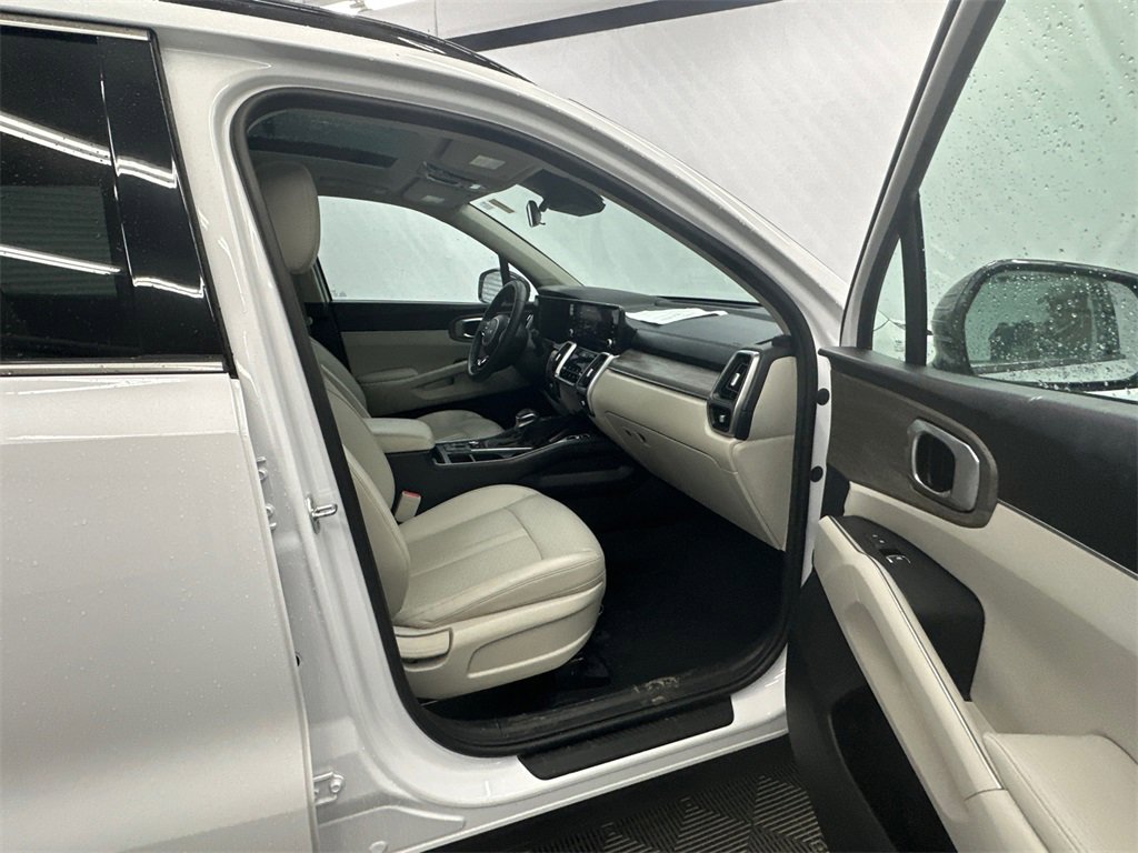 Used 2022 Kia Sorento EX w/ Panoramic Sunroof Package image 14
