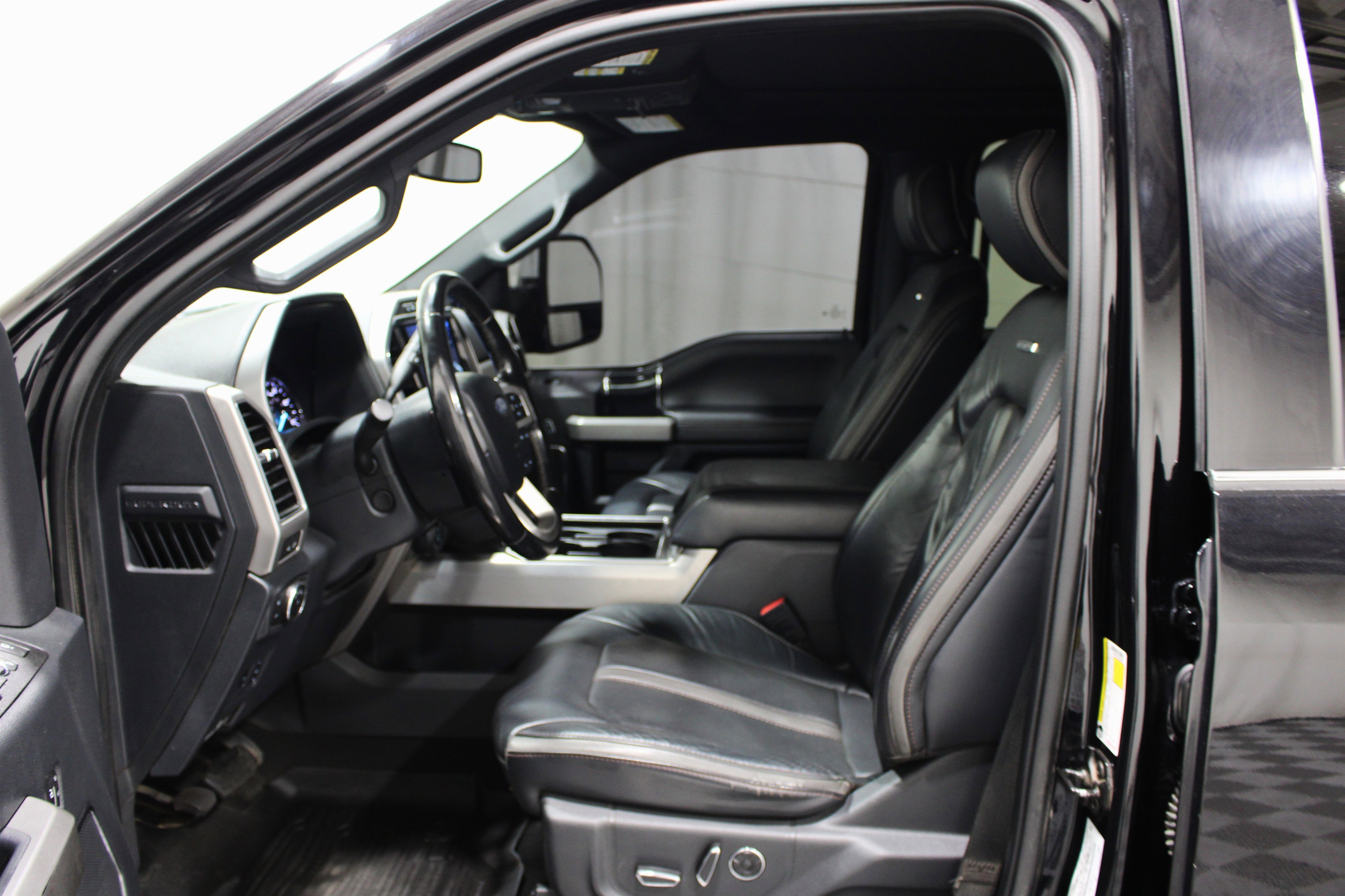 Used 2022 Ford F350 Platinum AWD/4WD image 3