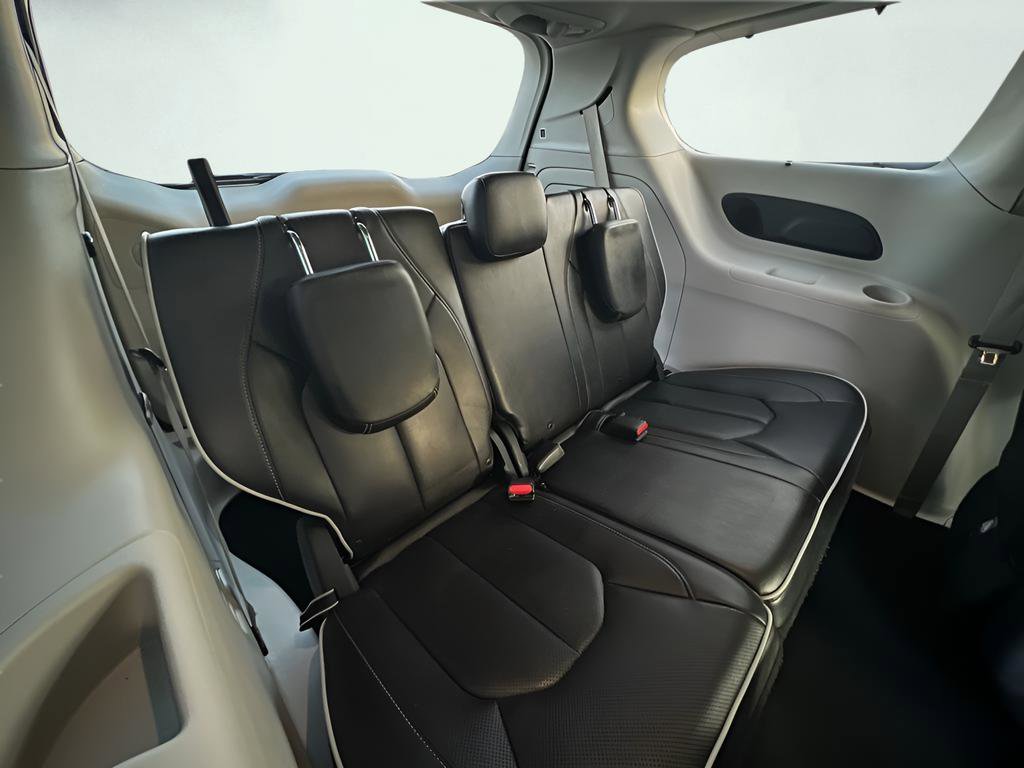 Used 2021 Chrysler Pacifica Limited image 29