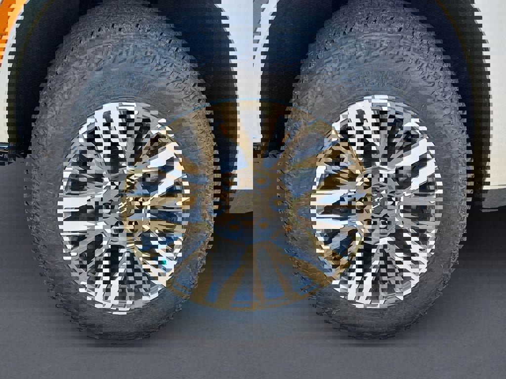 Used 2025 Chevrolet Suburban Z71 image 14