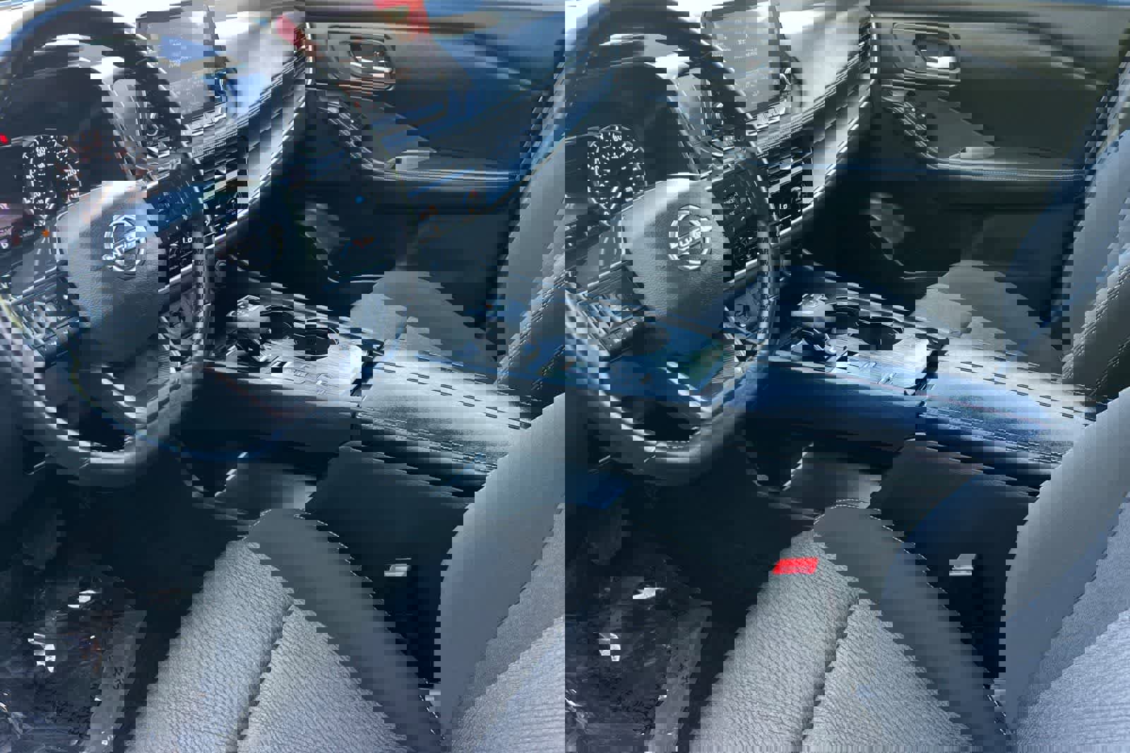 Used 2025 Nissan Rogue SV image 12