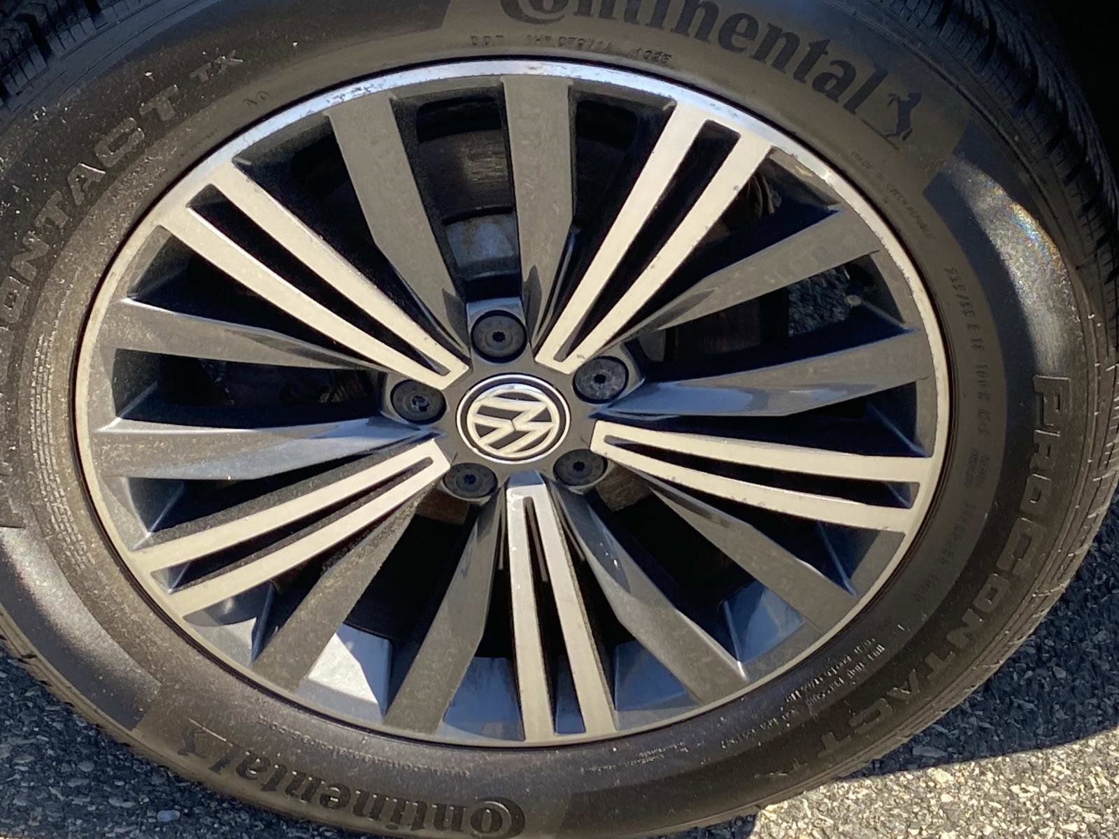 Used 2018 Volkswagen Tiguan SEL AWD/4WD image 29