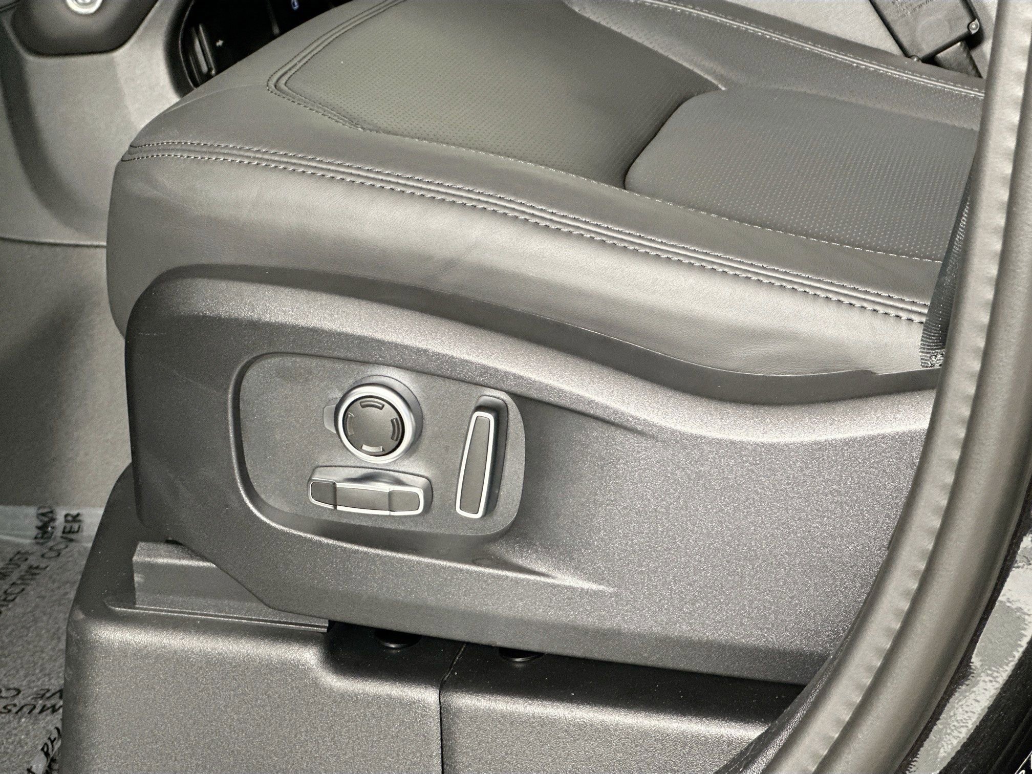 Used 2026 Land Rover Defender 130 X-Dynamic SE image 18