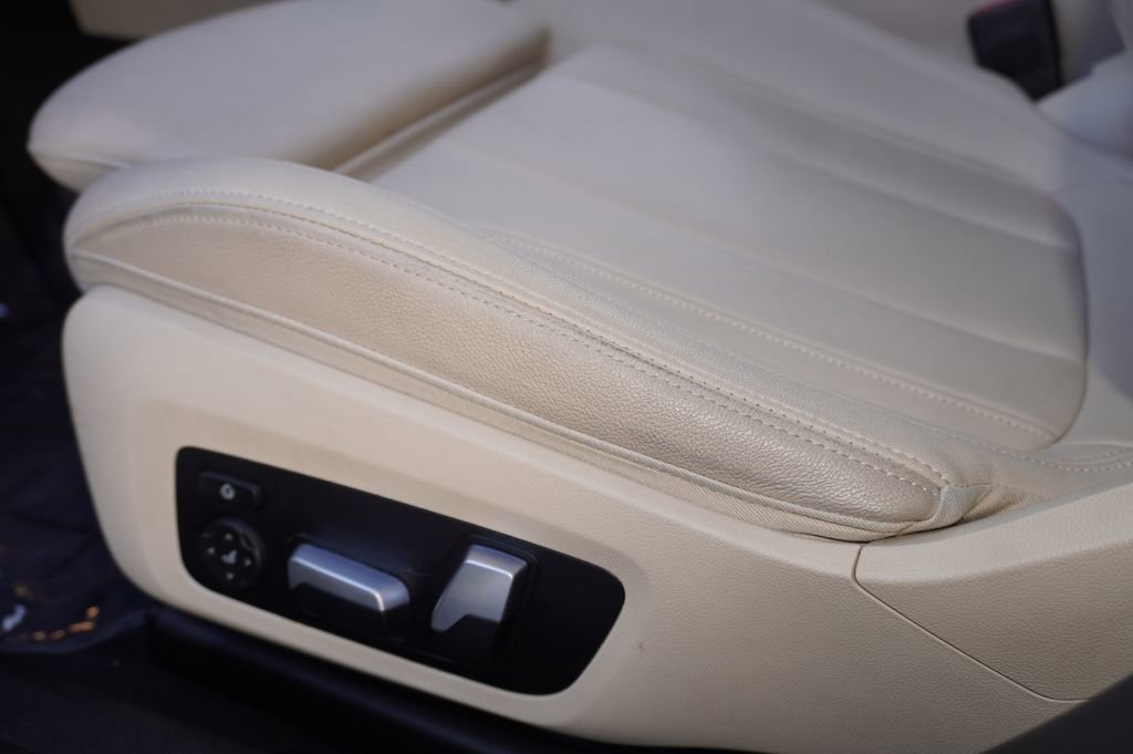 Used 2021 BMW 330i Sedan w/ Driving Assistance Package image 11