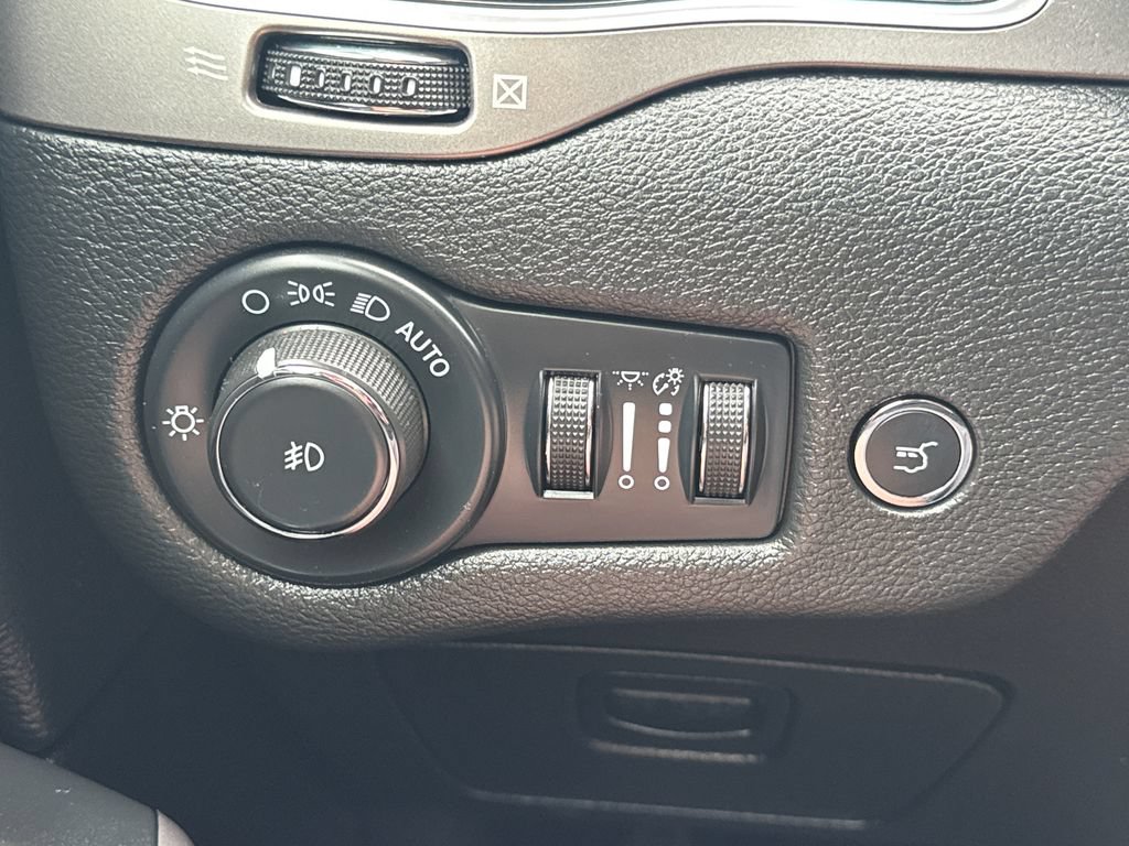 Used 2022 Jeep Cherokee Limited AWD/4WD image 30