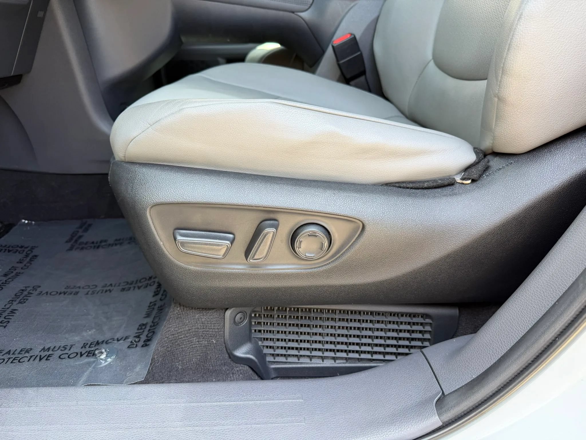 Used 2023 Toyota Sienna XLE FWD image 12