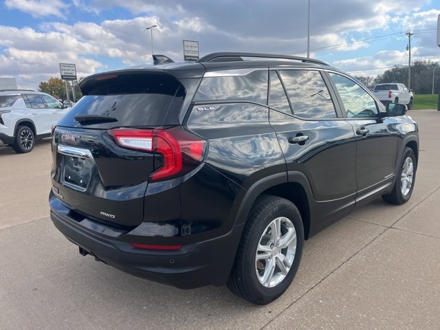 Used 2023 GMC Terrain SLE w/ Driver Convenience Package image 4