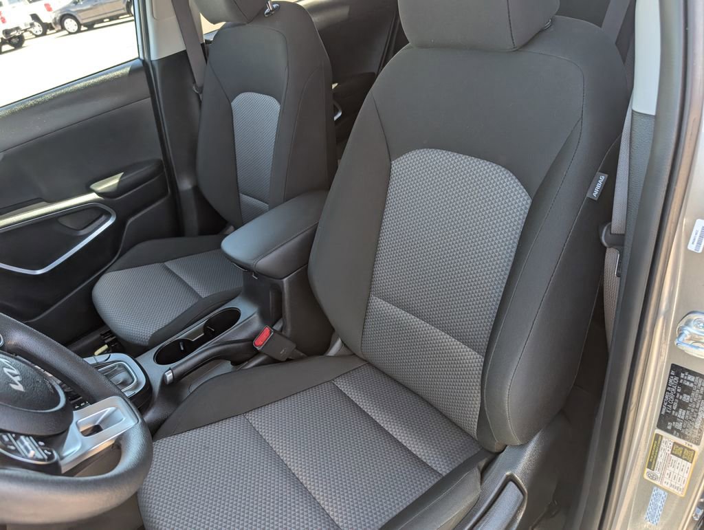 Used 2025 Kia Soul LX w/ LX Technology Package FWD image 9