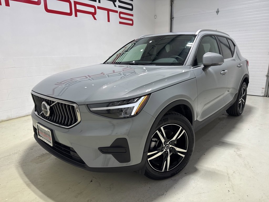 Used 2025 Volvo XC40 B5 Core image 2