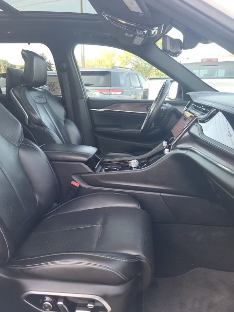 Used 2023 Jeep Grand Cherokee Overland w/ Advanced Protech Group III image 23