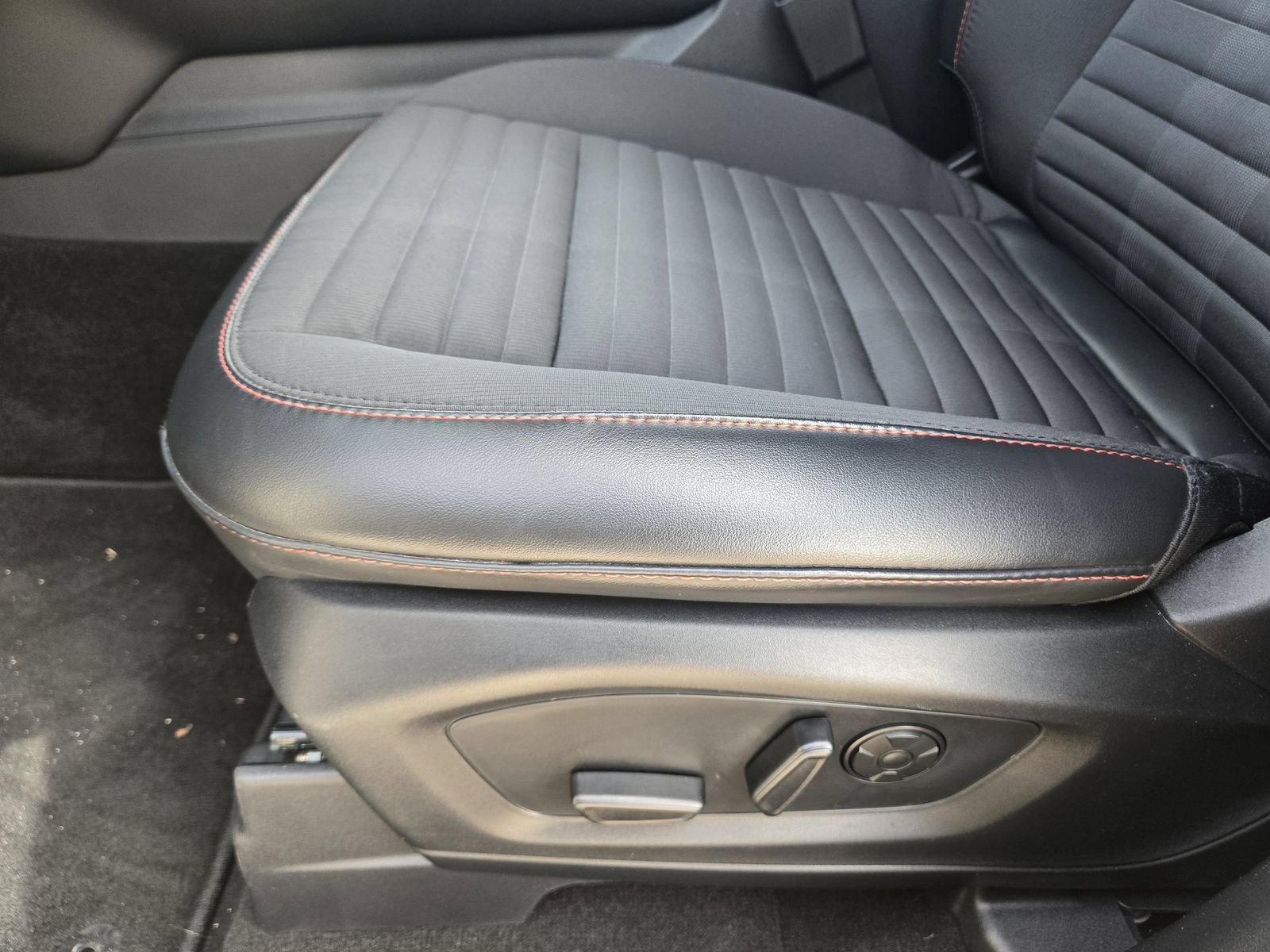Used 2025 Ford Explorer ST-Line w/ Premium Package RWD image 27