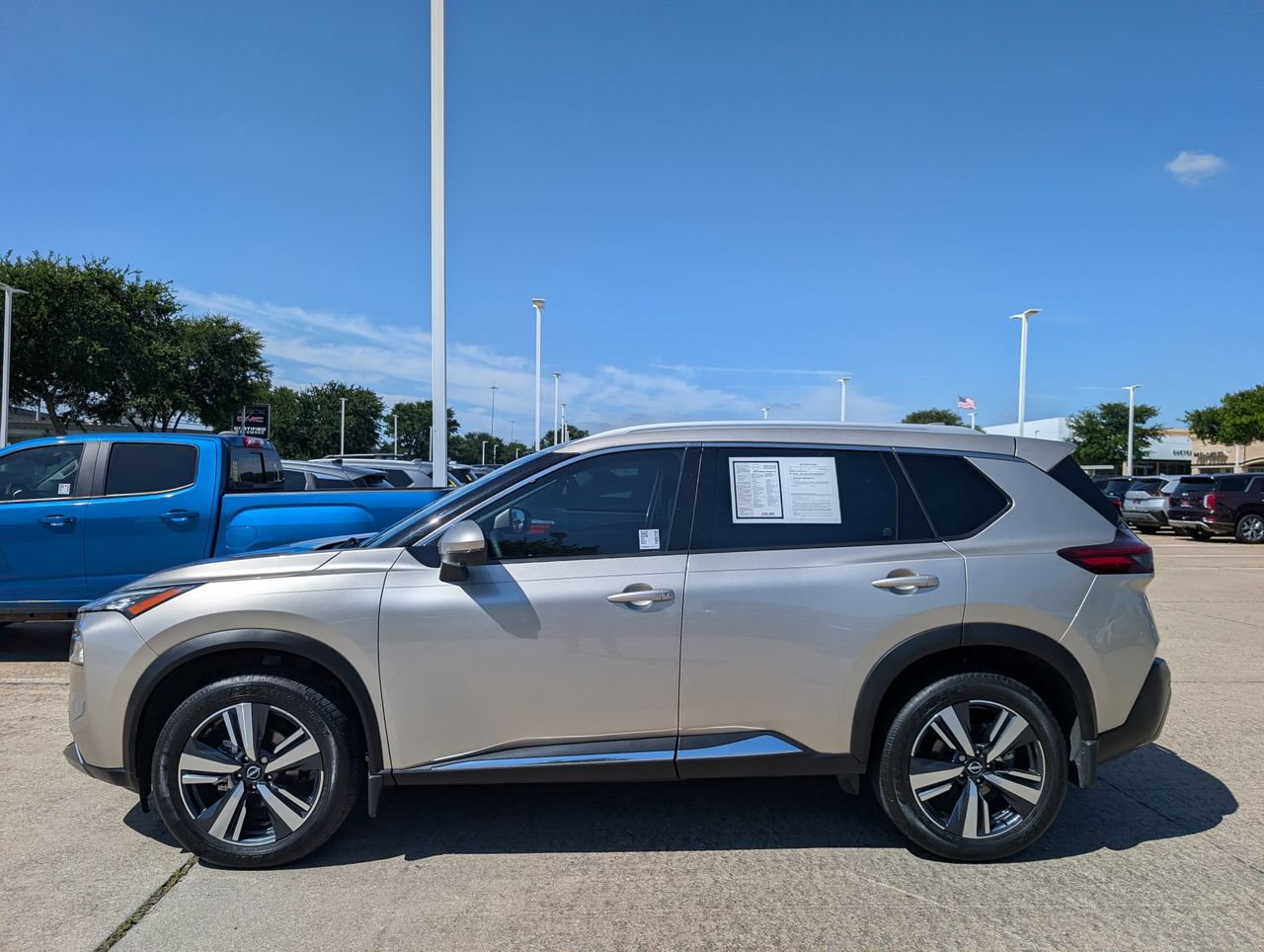 Used 2023 Nissan Rogue SL FWD image 3