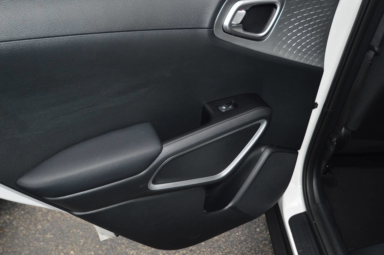 Used 2025 Kia Soul LX image 14
