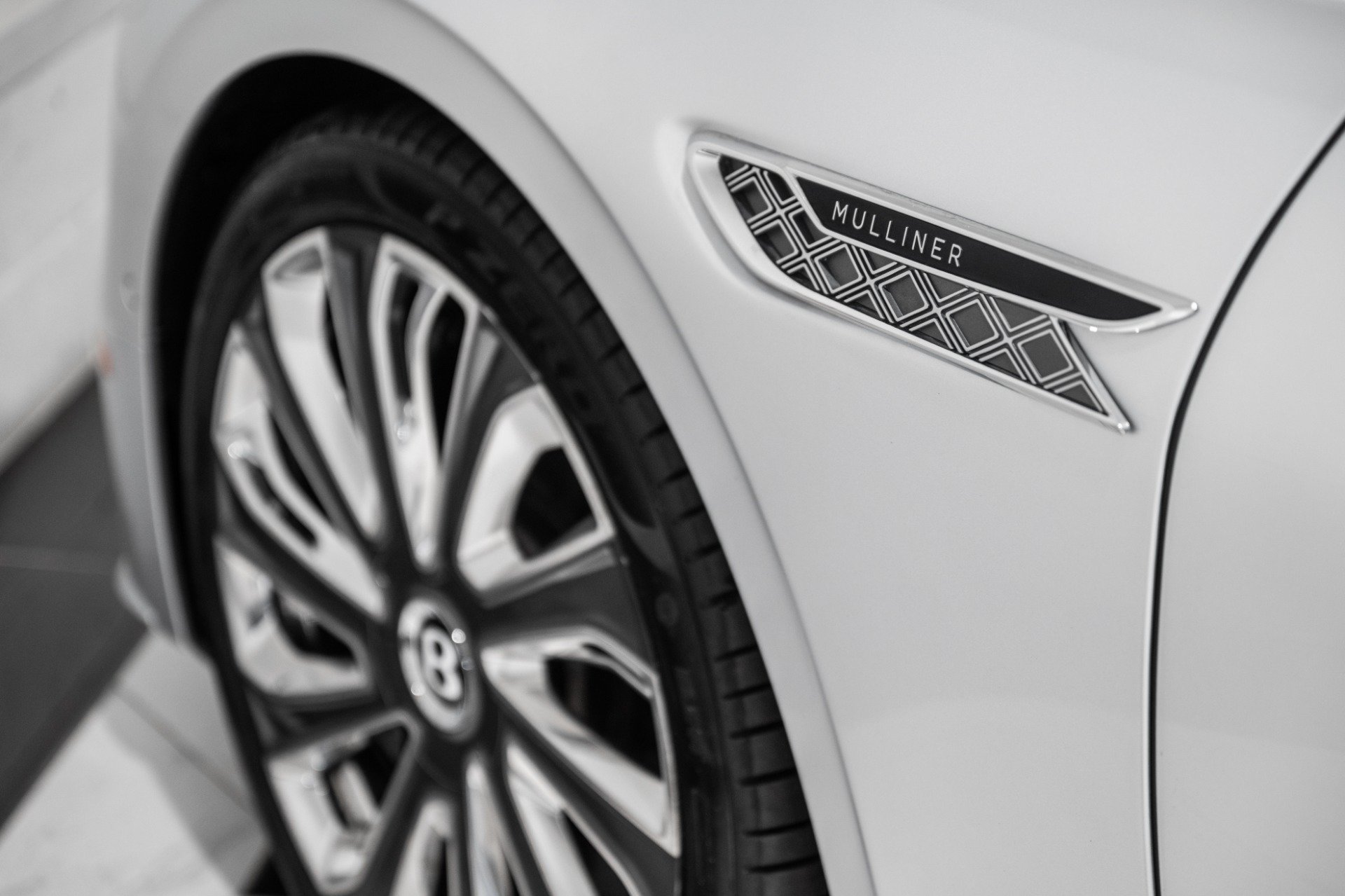 Used 2025 Bentley Flying Spur Plug-In Hybrid AWD/4WD image 14