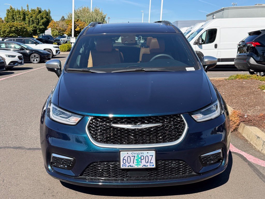 Used 2023 Chrysler Pacifica Pinnacle FWD image 3