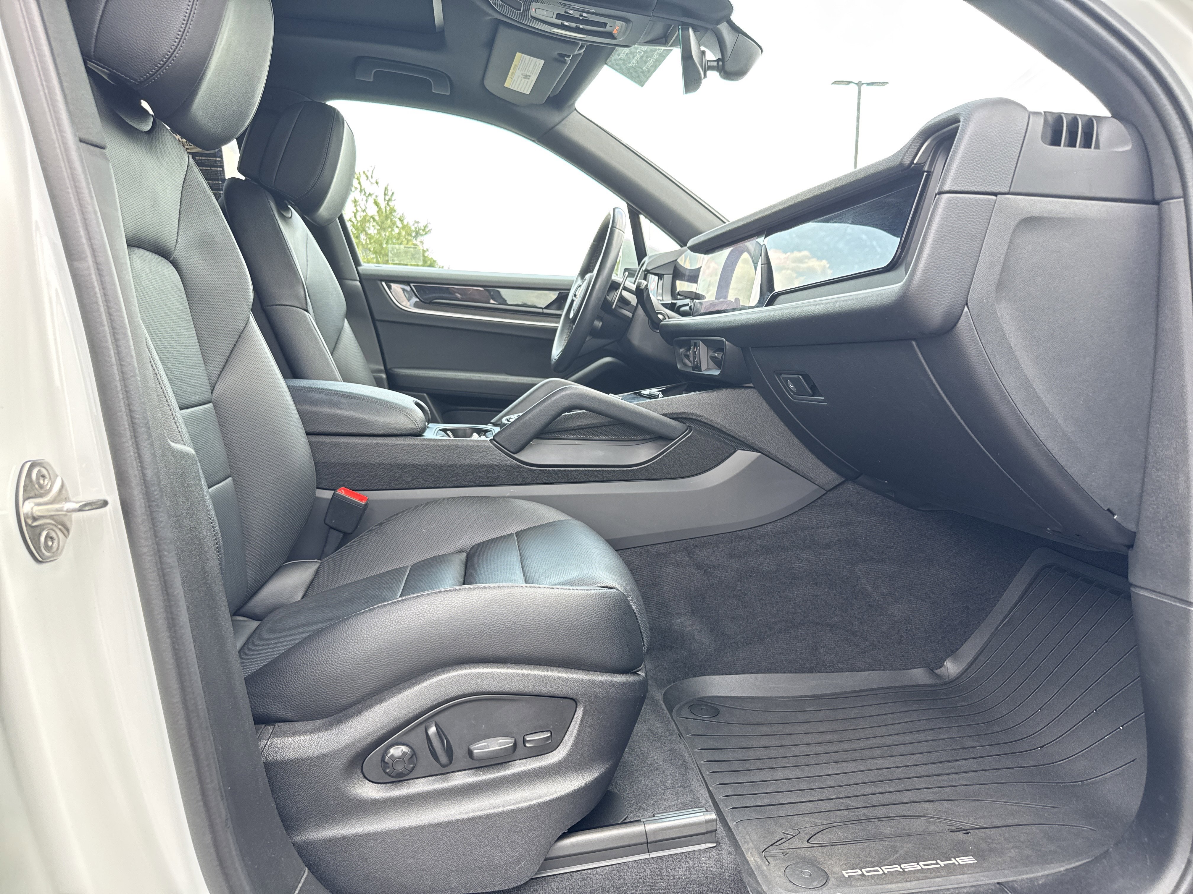 Used 2024 Porsche Cayenne image 31