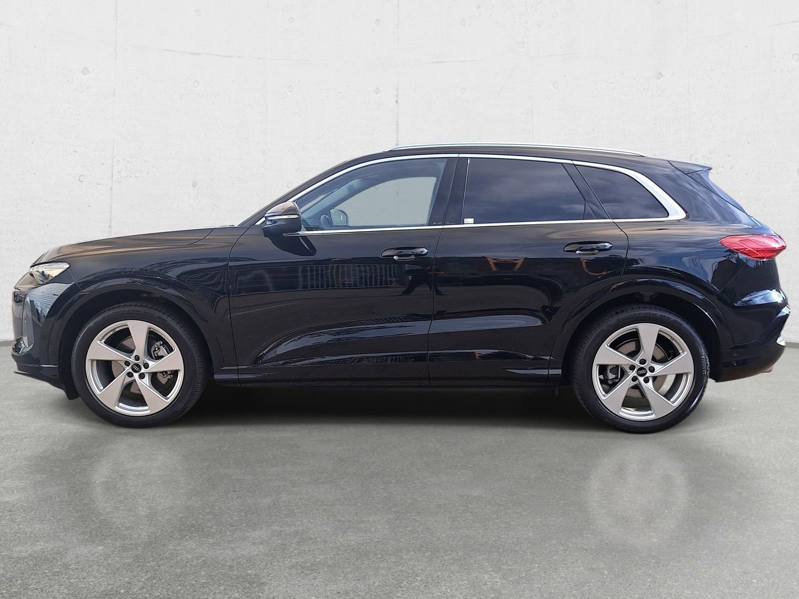 Certified 2025 Audi Q5 Prestige image 8