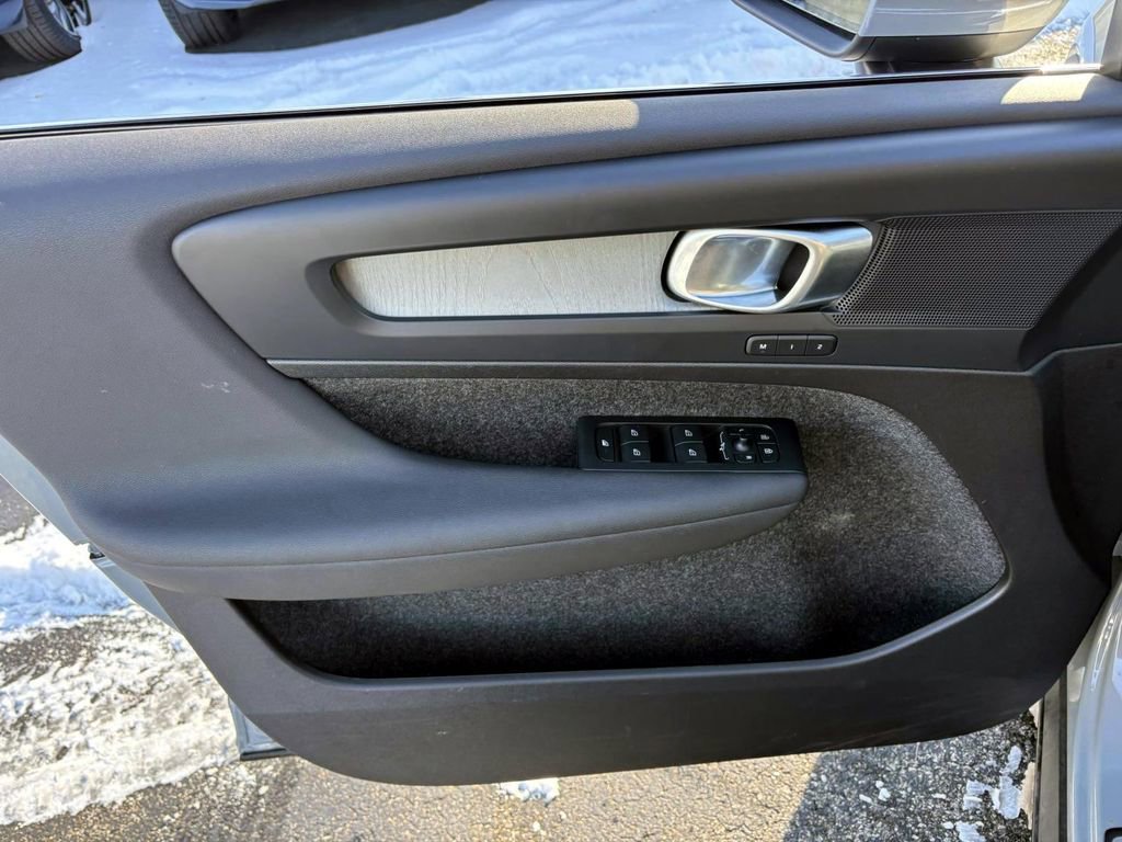 Used 2025 Volvo XC40 B5 Core image 8